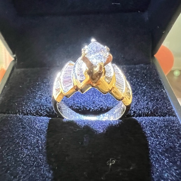 Jewelry - Yellow gold diamonds ring with 3 tears on each side. Diamond 1.50 ctw Bow